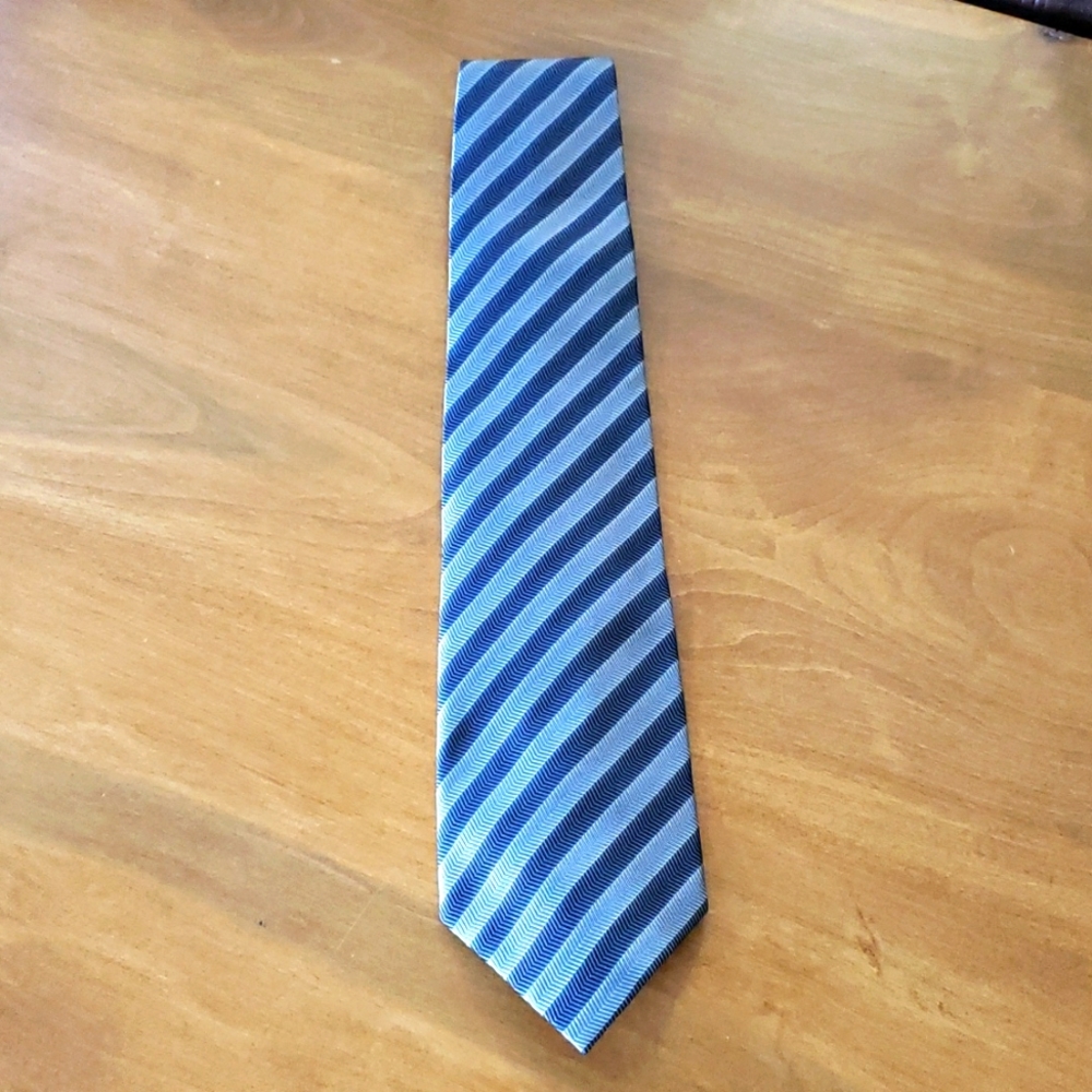 Dark Gray/Light Gray chevron pattern necktie. 100% silk by Zanzara